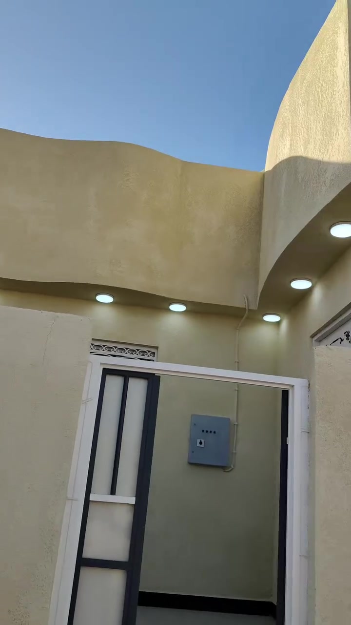 يتوفر لدينه بيت مساحه 150 الجزيره الفيروزيه مقابيل شارع 16الستفسار ***********

