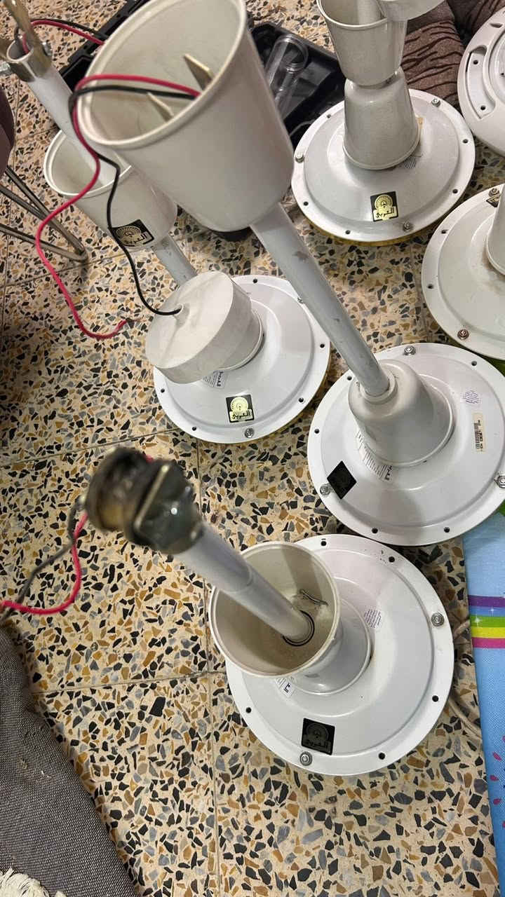 غراض بيت بالبنوك ***********
ميز طعام بي ظرر بسيط ب170
مروحه اصليه صنع مصري ب40 
رحلات اطفال نظيفه الوحده ب15
سرير طفل ب15
نطاطه كبيره ب65 وصغيره ب25
