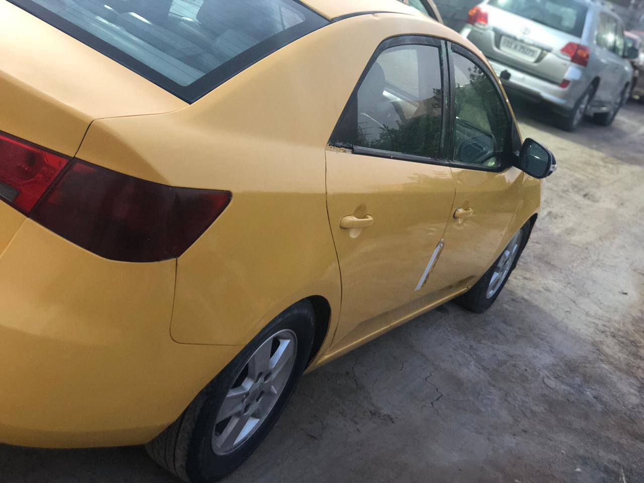 السلام عليكم 
فورتي موديل 2010 سياره جديده تخم تاير كير مكينه باتري كله جديد دوشمه جلد تدفئه بل كشنات اشاير بل مري فتحه نضام ايكو اي نقص مابيهة صدر جديد امامي وخلفي سياره بسمي سنويه بعدهي مصاقطه سياره مبدل بيهة بنيد وجاملغات ثنين امامي وتصليح شويه بل لغد
سعر 68 وبيهة مجال قليل جدا
مكاني بغداد دورة هورجب 
للستفسار اتصل 
***********
*********** بغداد, العراق
