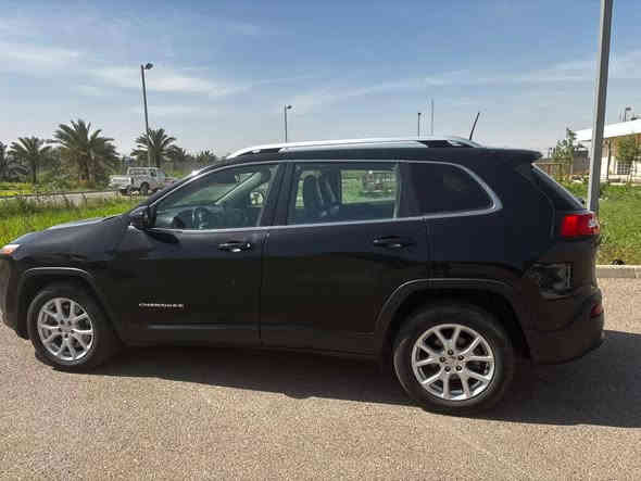 السلام عليكم
جيب شيروكي 2018 لاتيود
مواصفات:
شاشه كبيره
تبريد قطعتين
مثبت سرعه
كشنات جلد كهربائيه
تدفئه بلكشنات
***********
***********
بغداد
السعر 125 ورقه وبيه مجال
