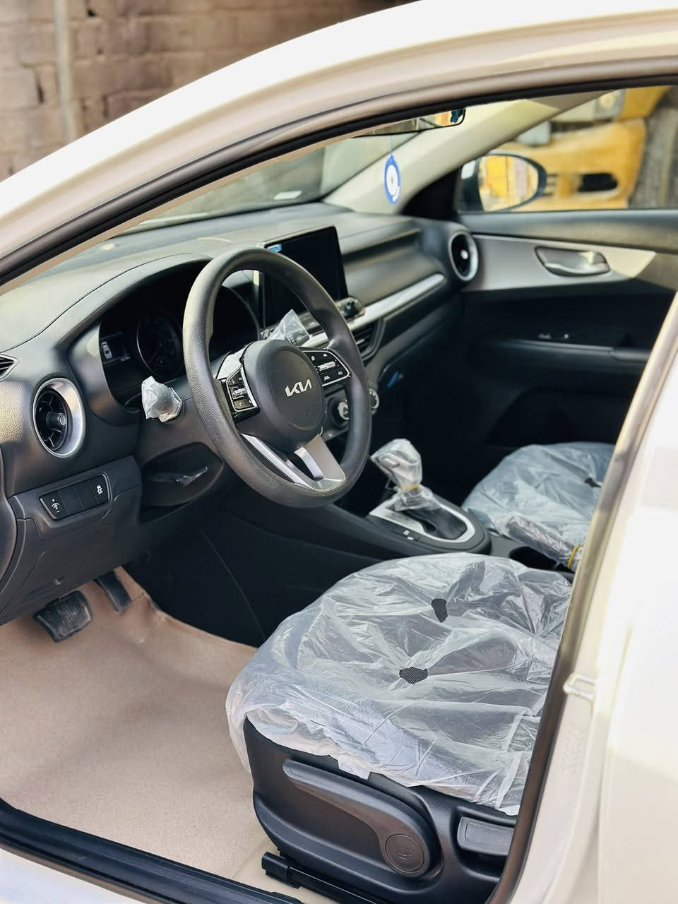 سلام عليكم كيافورتي موديل 2023سياره كفاله عامه ولا قطعه صبغ فقط دعاميه لماميه بدون ايرباك ارباكاته كله سليمه مواصفات LXمعروفه رادار امامي توقف ذاتي تحديد مسار سياقه ذاتيه كامره دواره خلفيه تحكمات ستيرن وبعد بيه موصفات ممشاه سياره بمريكا 51الف هسه مشت بل عراق 58الف يعني مشت بس 7الف سياره مدوشمه ارضيه وسفاري حته جنطه مدوشمه تاير ويل جديد مصار سبوع من شاهدهن سبير جديد هوه ولعده مالته سياره بسمي شخصين تريد تحويل تريد وكاله  سعر 166بيه مجال قليل  رقم لهاتف *********** ملاحضه سياره بيه بارد اقل شبر بل باب سايق وبيه رصعه بل جنطه فوك لعالمه زغيره مال تحميل فقط صور حادثه منشور ويه صور قره لمنشور وتصل وتمر امر
