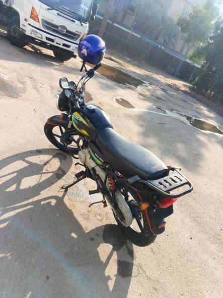 السلام عليكم
دراجة بوكسر للبيع موديل 2022 مال بيت ممشتغل بيها   لا تبخير ولا تنقيص خير من الله السعر 900 الف  وبيها مجال قليل 
***********
