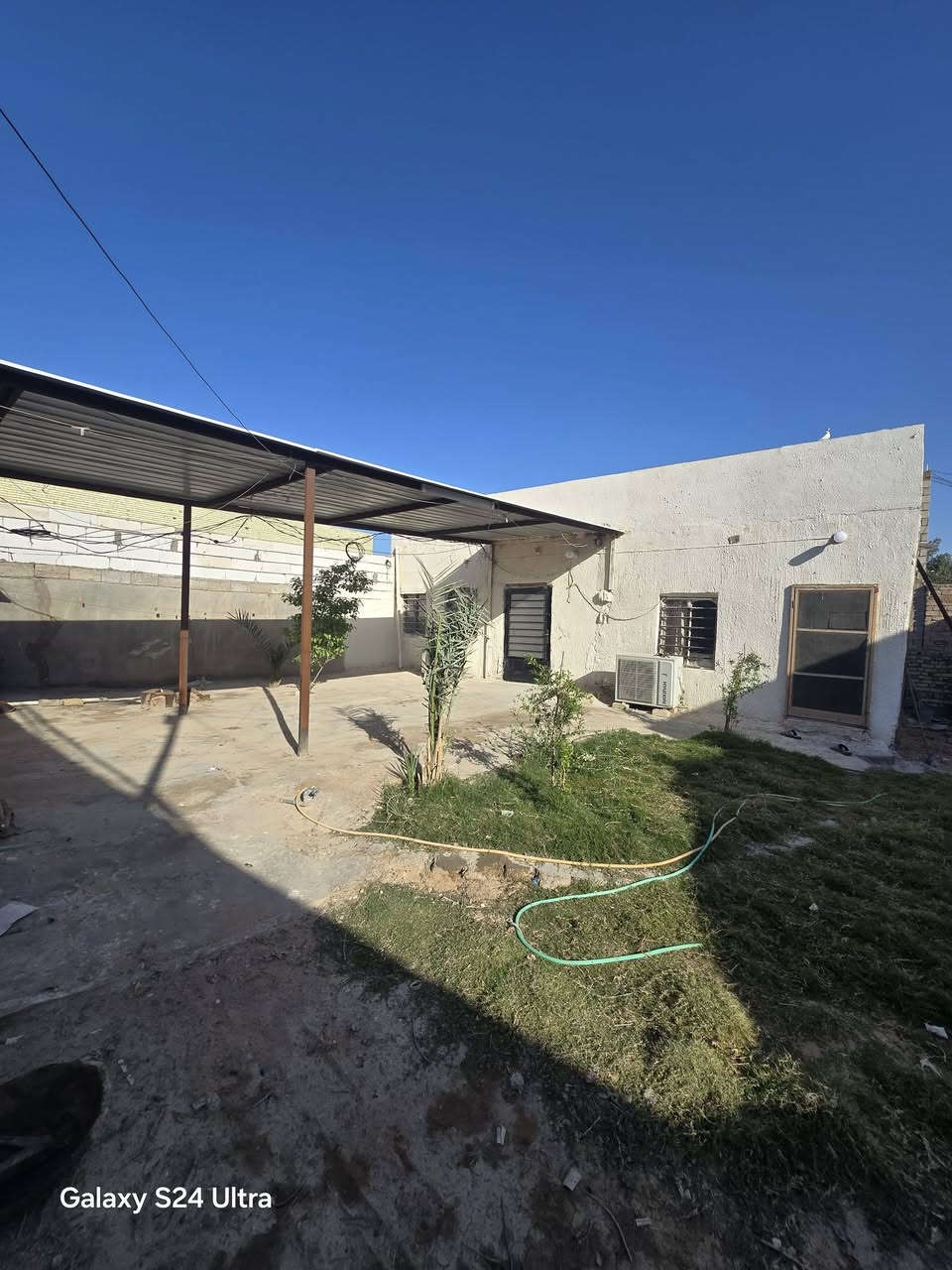 بيت لبيع بشارع المطار الجديد بشارع الحوزه مكانه مرتب المساحه ٢٦٠متر يحتوي على غرفه وصاله ومطبخ وستقبال وحديقه وطارمه وصحيات ومكشوفه السعر ٥٥ وبي مجال ومعزول منه ٦٠متر هيكل غرفه وصاله ومطبخ متر صاعد بناء للستفسار ***********
