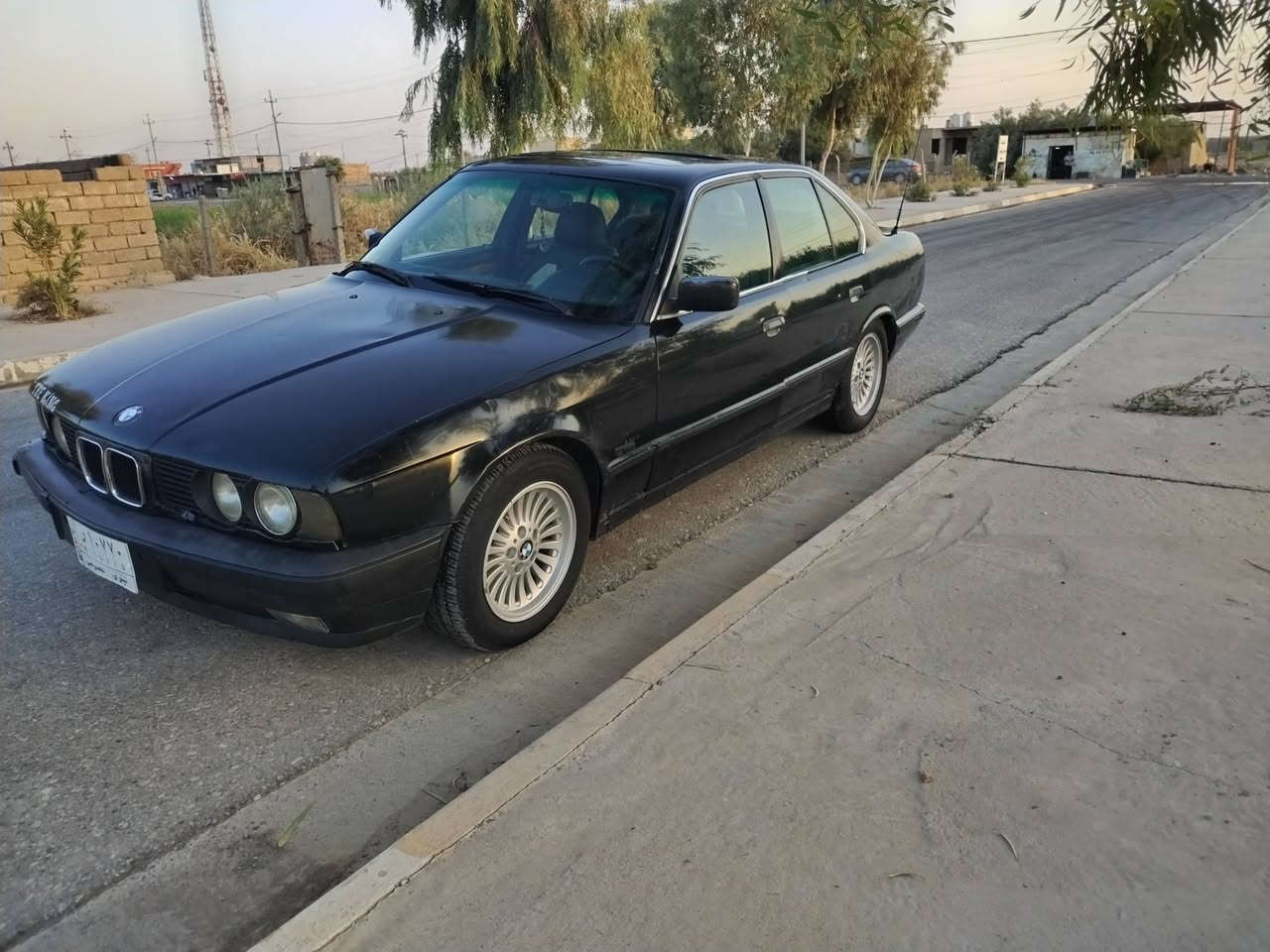 السلام وعليكم شباب
بيم 520 كير عادي
نينوى الماني  سنويه جديد
كابون بانزين بيها.
صبخ جماليه.
داخلها نظيف
السياره في بعشيقه
***********
