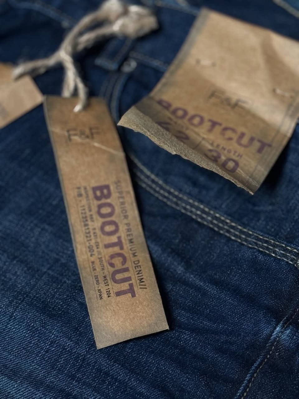 F&F 
جينز ماركة فلورنس اند فريد 
لون ازرق 
مناسب لجميع الالوان 
قالب boot cut 
ضيق من الفخذين عريض من الاسفل 
قماش دنيم فائق الجودة 
دزاين كلاسيكي مناسب للبس مع الاحذيه الرياضية 
بلد الصنع : بنغلادش
القياس : 42 
عرض الكمر : 52 سم 
الطول : 105 سم 
عرض الحجل : 23 سم 
السعر : 50 الف
توصيل مجاني داخل بغداد وباقي محافظات العراق 🚚


**إذا كنت صاحب هذا الإعلان وتريد حذفه لأي سبب، رجاءا أرسل رسالة إلى الدعم الفني**