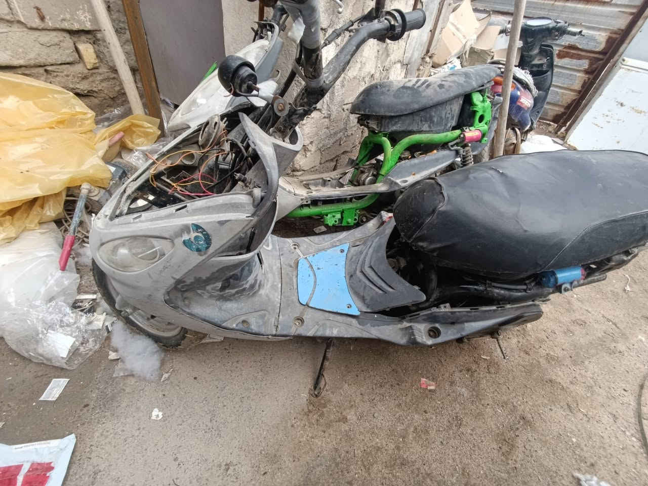 السلام عليكم شباب دراجتين ماكس منغولي للبيع كوم حديد  السوده شغاله والثانيه عوزه بس ضفيره ثنيناتهن تجفيت جديد قبل فتره تواير جدد وي التجفيت تبدلن سعرهن 400 وبيهن مجال حك الجيه المو شراي لا تعلق  تفاصيل خاص او اتصل ***********
