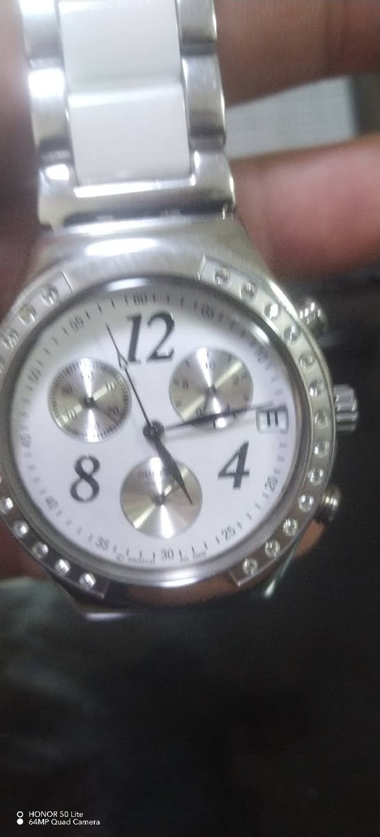 الماركة: Swatch (سواتش).
​المجموعة: Irony Chrono.
​مادة الهيكل: الفولاذ المقاوم للصدأ (Stainless Steel).
​المينا (الوجه): أبيض مع ثلاثة عدادات فرعية للكرونوغراف (ساعة إيقاف).
​الإطار (Bezel): مرصع بفصوص كريستالية لامعة.
​المزايا: تحتوي على نافذة لعرض التاريخ عند الساعة الرابعة، وهي مقاومة للماء (عادةً حتى 30 متراً).
​الحزام: مزيج من المعدن (الفولاذ) والسيراميك أو البلاستيك الأبيض في المنتصف.
السعر :100الف دينار نضافه 99٪ بل ميه


**إذا كنت صاحب هذا الإعلان وتريد حذفه لأي سبب، رجاءا أرسل رسالة إلى الدعم الفني**