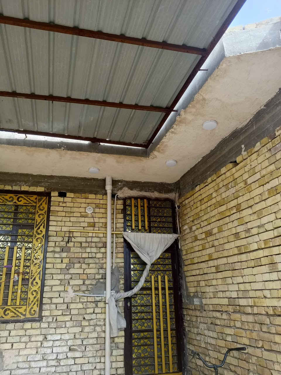 دار سكن للبيع بناء حديث
طابوك سقف كونكريت 
كافه الخدمات متواجده
3غرف نوم
مع صاله مع صحيات خارجيه 
مطابخ حار مع بار مع كراج سياره 
حاوي العباس شارع حسن ال وارد قرب المدرسه
يرجى الاتصال 
***********
