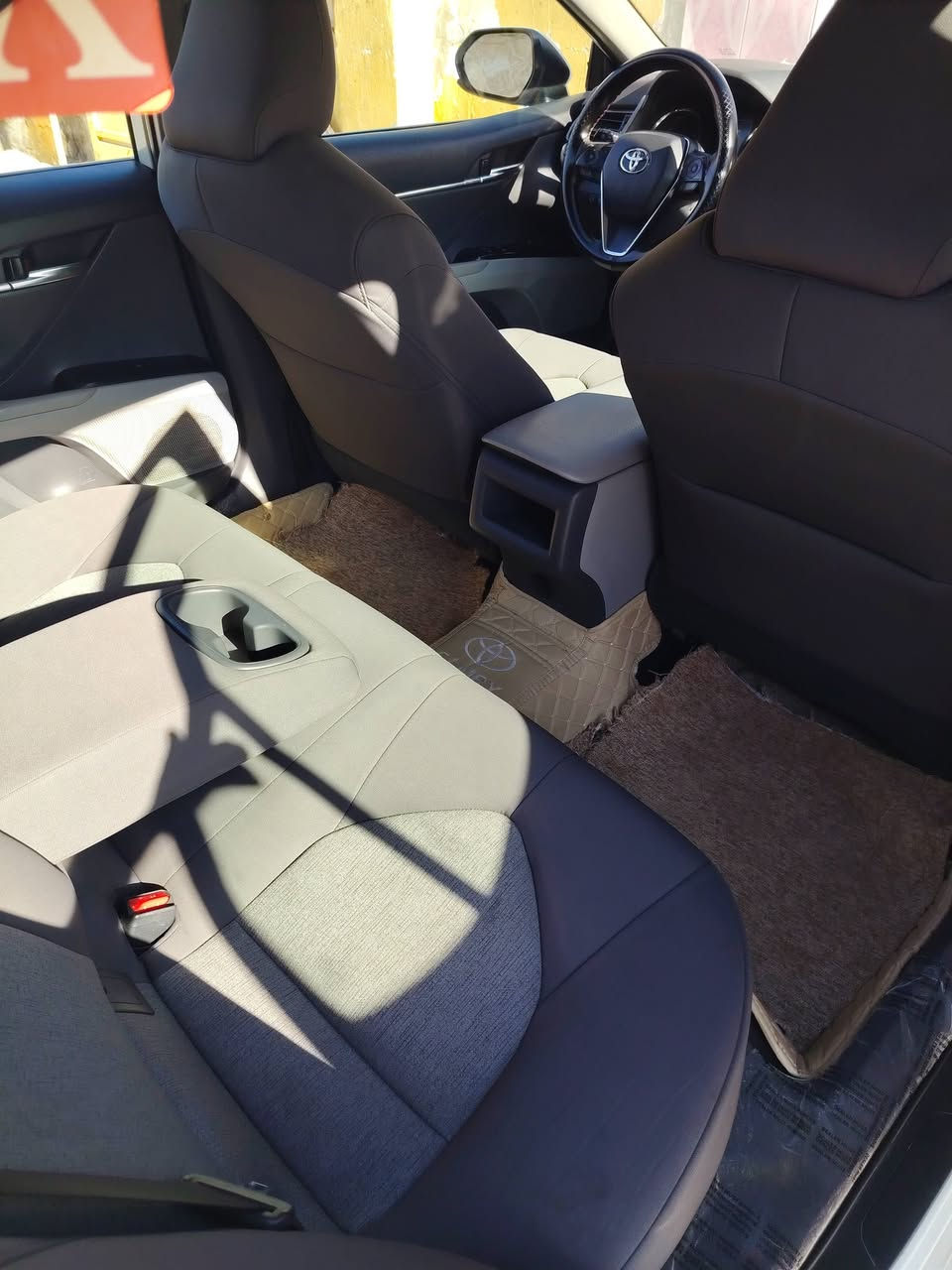 السلام عليكم
كامري 2020 أبيض 
الضرر جاملغ وبنيد فقط بدون دواخل 
بدون ايرباكات 
السياره حلوه وكاعده ومرتبه 
بدون ملاحظات
گير محرك شرط 
ماشيه ٦٣ حقيقي
صدر وتايرات كله جديد
مكاني ديالي 

***********
