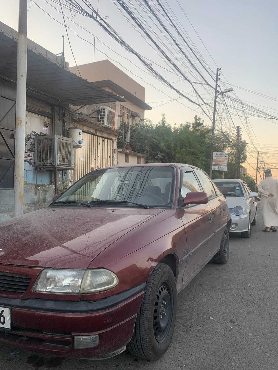 السلام عليكم 
اوبل استرا موديل 1992
رقم بغداد الدولي شرط التحويل 
بيها الجاملغين الورا صبغ 
طخم تايرات جديد 
باتري جديد 
شادلها شاشة 
اي نقص او مصرف مابيها 
مكانها موصل الايمن 
للتواصل ***********
السعر ٤٨
