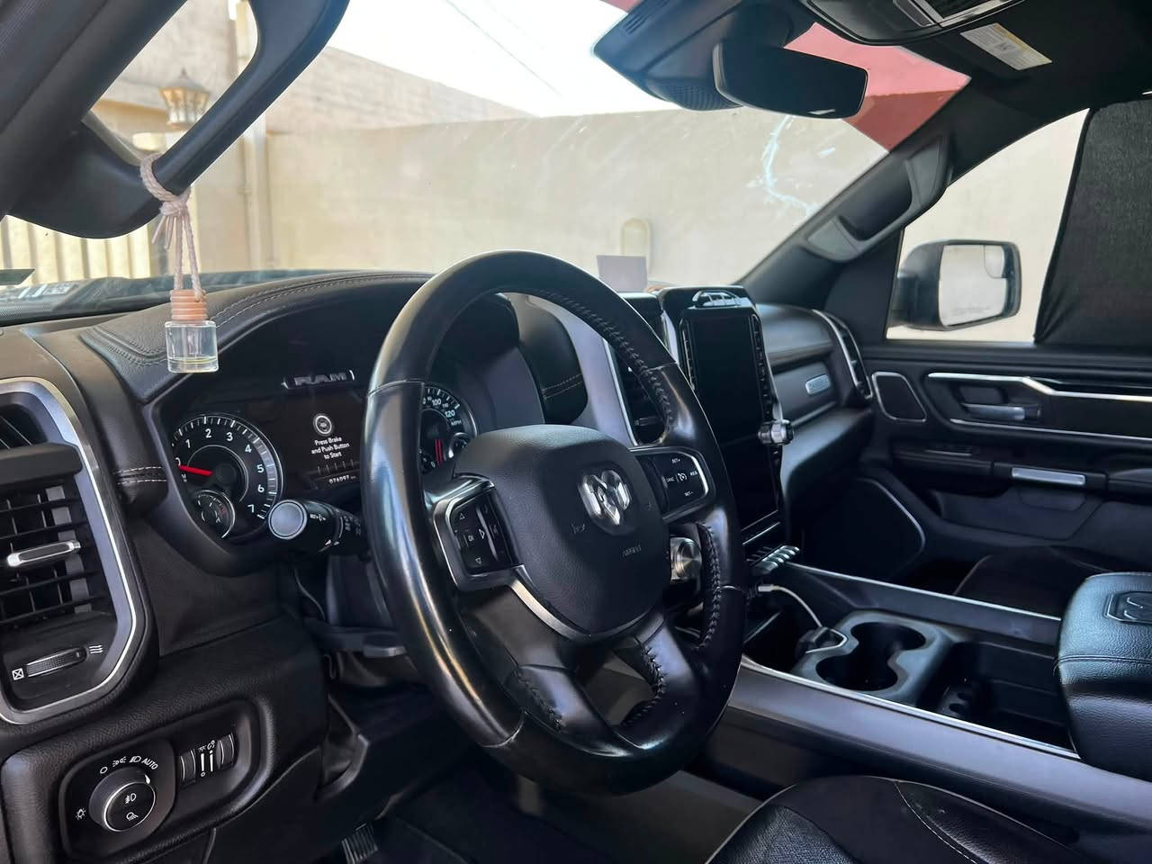السلام عليكم
دوج رام موديل 2022 فئه لارامي 
فول عدا الجكات 
بدون صبغ فقط بنيد مبدل نفس ألون بلادي 
مكان بغداد السعر 37.000$
***********
