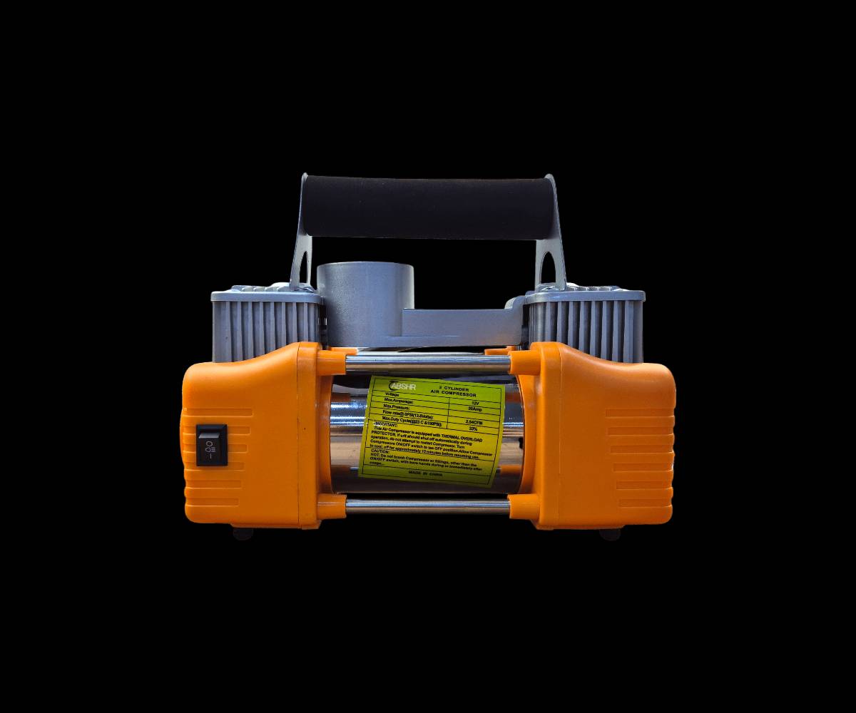 منفاخ اطارات (بلور) ثنائي السلندر مع عدة تصليح كاملة

الاستخدامات:

نفخ إطارات السيارات، الدفع الرباعي، الشاحنات الخفيفة، الدراجات النارية والهوائية.

نفخ الكرات والأغراض القابلة للنفخ (كرة، عوامة، ألعاب).

حل مثالي لحالات الطوارئ على الطريق أو أثناء السفر والرحلات.

إصلاح ثقب الإطار مباشرة باستخدام عدة الإصلاح المرفقة.

المميزات:

قوة عالية: يعمل على 12 فولت، 30 أمبير.

ضغط أقصى: 150 PSI.

تدفق هواء سريع: 2.54 CFM لملء الإطارات خلال دقائق قليلة.

تصميم ثنائي السلندر يمنح قوة مضاعفة مقارنة بالمنفاخات العادية.

سلك طويل بطول 250 سم للوصول لجميع الإطارات بسهولة.

خرطوم هواء حلزوني مرن لسهولة التمديد.

مصباح LED أمامي للعمل ليلاً أو في حالات الطوارئ.

حماية حرارية توقف الجهاز تلقائياً عند السخونة المفرطة.

يأتي داخل حقيبة قوية بأبعاد: 38 × 24 × 14 سم تحفظ جميع القطع بشكل مرتب.

محتويات الحقيبة:

منفاخ هواء ثنائي السلندر ABSHR.

خرطوم هواء أصفر حلزوني.

وصلة تشغيل عبر بطارية السيارة (مشابك + وصلة ولاعة).

عدة تصليح بنشر كاملة (مخرز معدني، إبرة إدخال، لواصق مطاطية + معجون، كتر، كماشة).

2 مفكات (مستقيم + نجمة).

رؤوس نفخ متعددة (كرات، أدوات هوائية).

كتيب إرشادات.

حقيبة تخزين وتنظيم قوية.

ملاحظات:

يفضل تشغيل السيارة أثناء استخدام المنفاخ لضمان ثبات الكهرباء.

يترك ليستريح 10–15 دقيقة بعد الاستخدام الطويل حتى لا يسخن.

مناسب لجميع أنواع السيارات والدراجات، وعملي جداً في الرحلات.
 
السعر غير قابل للتفاوض 🛒🚚✨