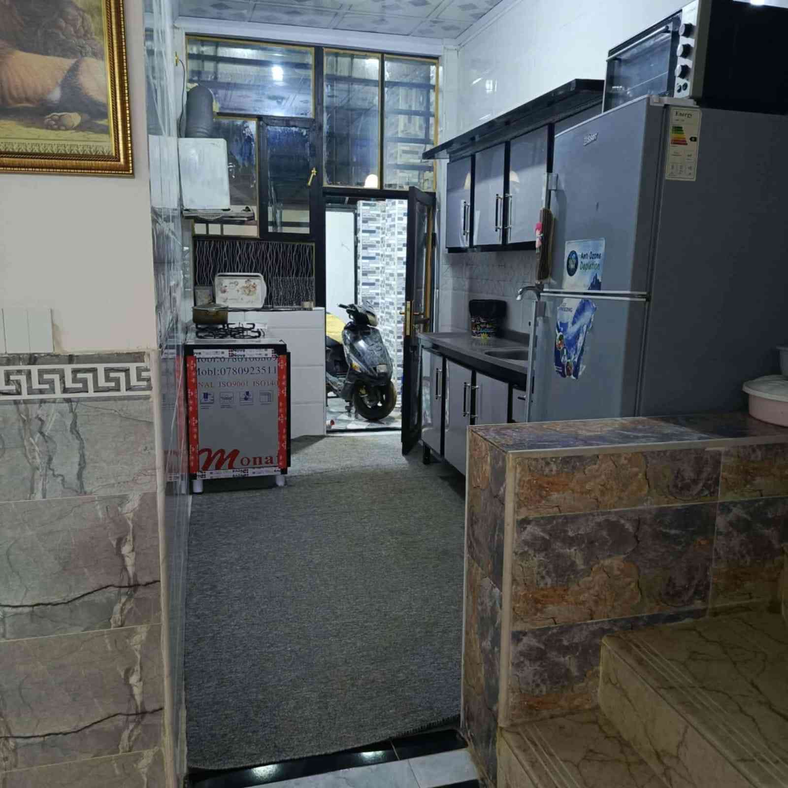 مكتب ولايه علي 

بيت للبيع المساحه 135 متر زراعي بنيان جديد درجه أولى جاهز 

أساس وسقف صب كونكريت بنيان طابوك بورسلين سيراميك 

يتكون من غرفتين نوم وصاله واستقبال ومطبخ وصحيات داخليه وخارجيه وطارمه ومكشوفات 2

العنوان شارع المطار الجديد خلف جدو مول يبعد عن للشارع العام 150 متر شارعه 10 متر 

ويا البيت سبالت عدد 2 وكاونتر وكناتير 2 وطباخ 

السعر المطلوب 65 مليون  مع الاثاث 
فارغ سعره 63 مليون 

للاستفسار اتصال أو واتس اب 
***********
ابو علي العبدلي
