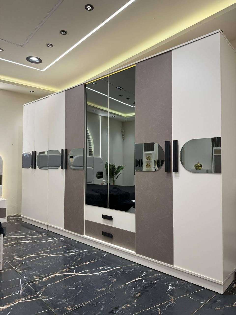 غرفة نوم تركي موديل(دانيه الجكليتي)متكونه من{10}قطع
بسعر  مغري🔥🔥🔥مليون و375 فقط
المواصفات {🇹🇷}
نفس الصورة بالضبط
كنتور وملحق
ميز تواليت
ضهر بلوك9ملم
سجه ثلاثيه سل ستيل
اضاءه مخفيه في ميز التواليت
سرير جك مخزن 
شازلون مخزن 
انارة لد بالكنتور 💡
انارة بالكومديات💡
انارة ميز تواليت 💡
تقاطيع مميزة 
نرمايد هايدروليك
قاعدة كنتور بلوك 
دوشمة وتر برو 
سكك ثلاث مراحل✊ 
انارة ذاتية كاملة الكومديات والجرباية انارة 
مع ضمان الفتح والشد {10}مرات وضمان {5}سنوات
توجد خدمة توصيل مع الشد لبغداد
مجاني 🚛ويوجد توصيل لجميع المحافظات ايضا
للحجز والاستفسار مراسلة الصفحة خاص او الاتصل على الرقم[***********]📞
ملاحضة بقية الموديلات جميعها منشورة داخل الصفحة وكل موديل سعرة وتفاصيله كامله اسفل المنشور👉👉👉
