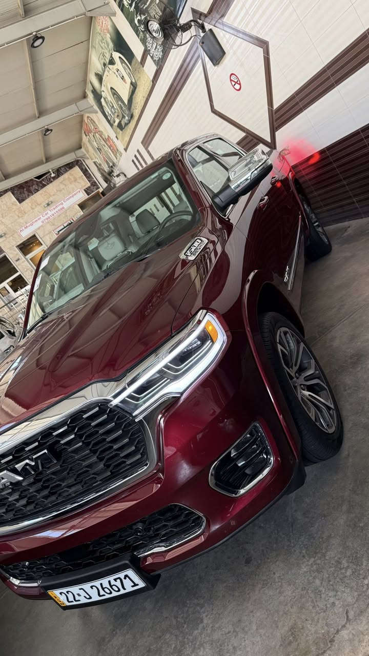 رام 1500 - تنگستن 
الموديل: 2025 (خليجي)
المحرك: 3.0 لتر 6 سلندر (I-6) توين توربو 
القوة الحصانية: 540  
عزم الدوران (نيوتن-م):
ماشيه 15 الف كم 

المواصفات: 
*نظام دفع رباعي 4 x 4 متطور 
*نظام التعليق الهوائى (جكات)
*بانوراما
*صناديق حمولة خارجية على جوانب الصندوق (رام بوكس)
*الصندوق كهربائي
*دواسات جانبية كهربائية
*ويل المنيوم قياس 22 انج 
*شاشة التحكم الرئيسية بقياس 14.4 انج مع نظام ملاحة 
*شاشة ترفيهية للراكب الامامي لمس بقياس 10.25 انج ومدخلHDMI وUSB 
*شاشة القيادة الرقمية بقياس 12 انج 
*شاشة عرض لوحة القيادة على الزجاج الأمامي (داتا شو)
*رادار مع خاصية التوقف والانطلاق 
*حساسات امامية وخلفية
*كاميرات 360 للرؤية المحيطية 
*المرآة الداخلية مزودة بشاشة لعرض الكاميرا الخلفية
*تحذير النقطة العمياء 
*تحذير الخروج عن المسار
*نظام المحافظة على البقاء فى المسار 
*نظام التعرف على اشارات المرور 
*خاصية المساعدة على التوجية فى التقاطعات لتفادى الحوادث
*نظام مانع تصادم خلفي 
*نظام القيادة شبه الذاتية
*مقصورة الركاب من الجلد الفاخر بلونين
*مقعد السائق والراكب والمقاعد الخلفية مبردة ومدفئة
*مقعد السائق والراكب مساج
 *مقعد السائق والراكب قابل للتعديل كهربائيًا بـ 20 وضعية
*مقعد السائق مزود بذاكرة لحفظ وضعيات الجلوس
*نظام ابل كار بلاى و اندرويد اوتو لاسلكي 
*نظام صوتي فاخر Klipsch Reference Premiere مع 23 مكبر صوت 1228 واط 
*دخول ذكي (بصمة)
*نظام التشغيل عن بُعد
*مصابيح أمامية أوتوماتيكية زينون مع مصابيح نهارية LED وكشافات ضباب LED 
*نظام التحكم التلقائي في الضوء العالى 
*إضاءة متحركة أمامية / خلفية خارجية
*مرايا خارجية قابلة للطي كهربائيًا مدفئة
*ماسحات زجاج أمامي حساسة للمطر
*لوحة شحن لاسلكية مزدوجة
*وضعيات قيادة متعددة 
*وسائد هوائية أمامية متعددة المراحل ووسائد هوائية جانبية ووسائد هوائية أمامية

السعر 98 مليون وبيه مجال 
للاستفسار :***********
