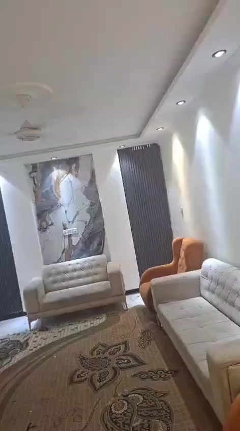 عرض دار للايجار المعقل خلف مطعم باب الحارة تقريباً  ....غرفتين وصاله استقبال ومطبخ وكراج صغير  البيت نضيف وايجاره 600  الف    

***********
