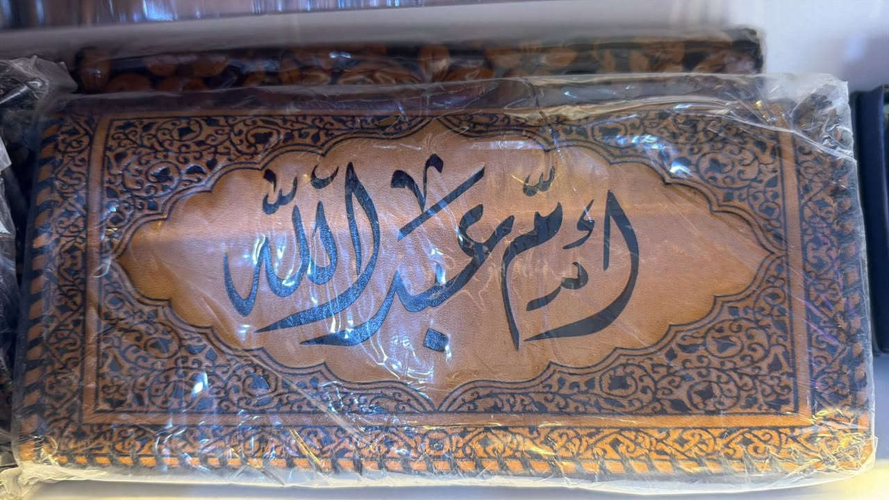 ⸻

✨ لأنكِ تستحقين التميّز ✨
محفظة نسائية جلد فاخر تجمع بين الأناقة والجودة 🌷
تصميم عملي وعصري يناسب كل الأذواق 💼

💖 الميزة الأجمل؟
نطبع اسمك أو اسم من تحبين على المحفظة
لتكون قطعة خاصة… أو هدية لا تُنسى 🎁

✔️ جلد ناعم عالي الجودة
✔️ ألوان راقية تناسب كل الإطلالات
✔️ طباعة اسم ثابتة وأنيقة
✔️ مثالية للاستخدام اليومي أو الإهداء

📍 اسم المكتبة: مكتبة الولاية
📍 العنوان: كوت – حي جهاد – نهاية شارع بيت صبر
📞 رقم الهاتف: ***********

✨ اختاري الأناقة… واكتبي اسمك عليها
للطلب والاستفسار تفضّلي بزيارتنا أو الاتصال بنا 💌
