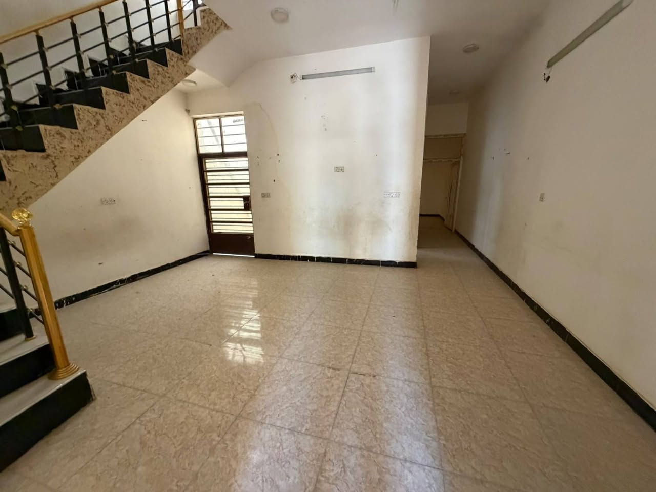 🏡 بيت للإيجار
📍 بعقوبة – الرحمة، شارع الصحفية 3 فرع
🔹 المساحة: 120 م²
🔹 عدد غرف النوم: غرفتان
🔹طابقين بناء حديث (2022)
🔹 مناسب للعوائل وسكن مريح
💰 الإيجار الشهري: 250 ألف دينار
📞 للاستفسار والتواصل:
***********
