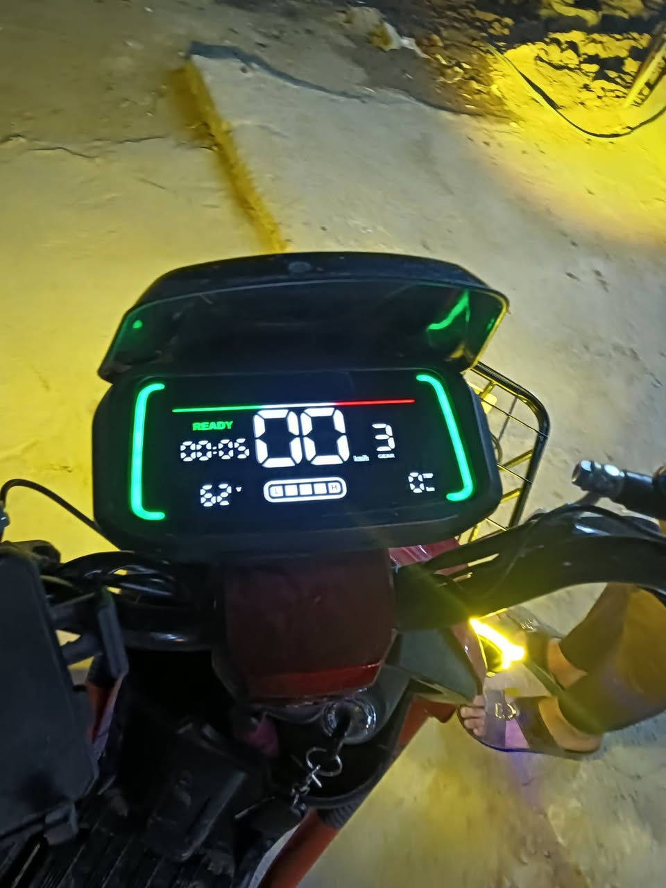 دراجة R9 للبيع جديدة نضافة 99 مكاني ابو غريب الشيحة 5 بطاريات الاتصال على الرقم ***********السعر 650 بيها مجال
