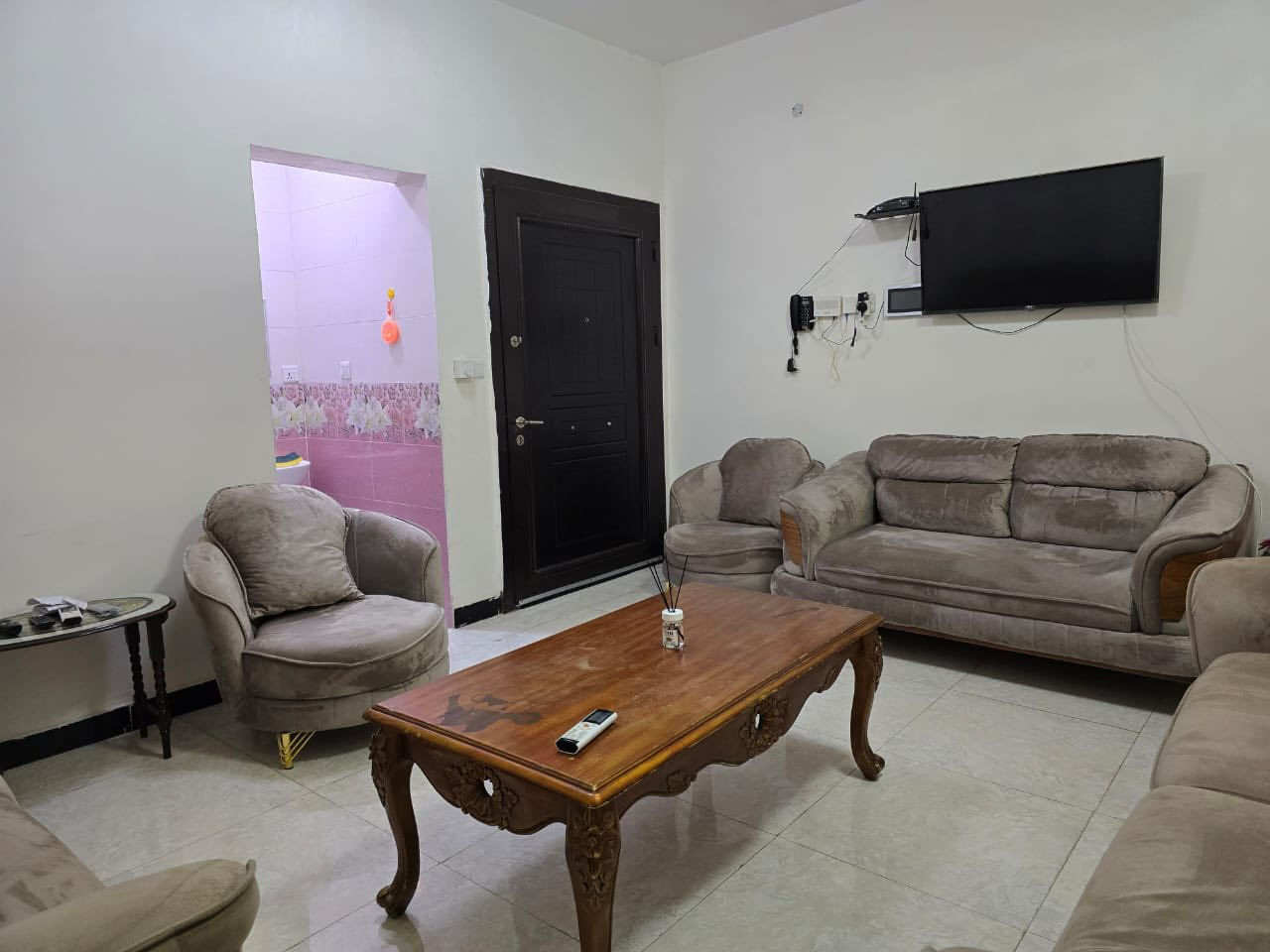 شقة مؤثثه بالكامل للايجار في مجمع الامل 
تحتوي على 2 غرفه + صالة 
***********
