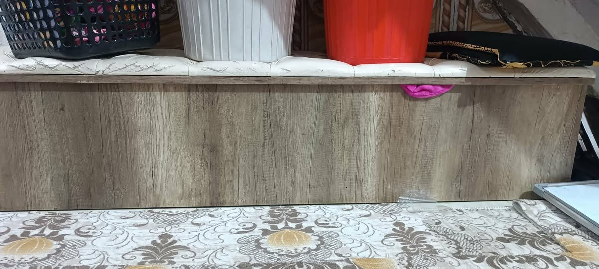 غرفه اخشاب البيع 
كنتور
جربايه ميز امرايه
بوفيات ٢ بصف الجربايه
***********
