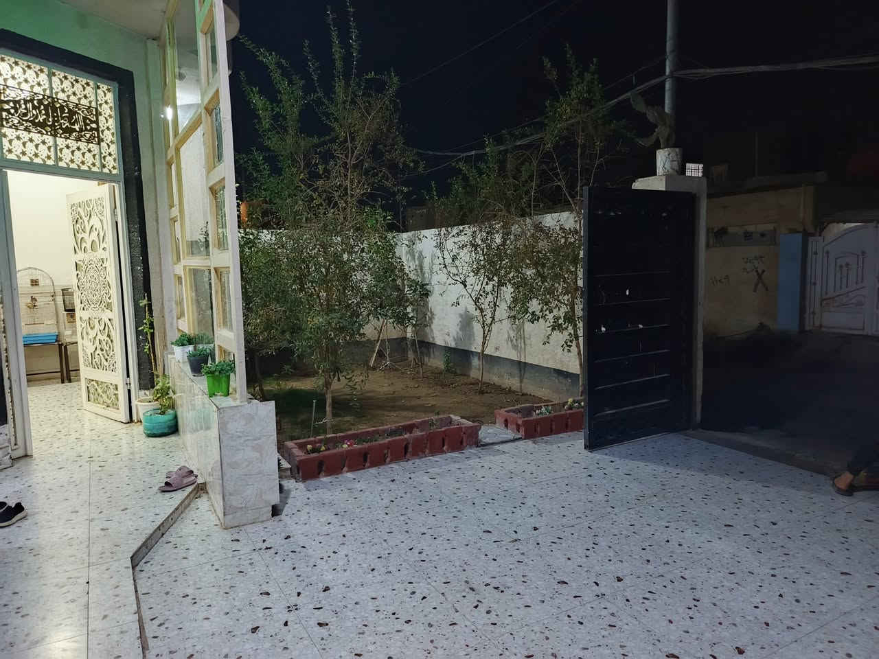 اللهم صل على محمد وال محمد 
دار للبيع مساحة 200 م 
كوت حي الحكيم منطقة الوائليه
طابو زراعي سند 25 مرقم 
من بلدية الكوت 
غرفتين وهول ومطبخ
وصالة وصحيات داخلية وخارجية
وكراج وحديقة 
قريب على شارع الشارع الرئيسي 
الاستفسار: واتساب او اتصال 
***********
مكتب عقارات دار واسط
