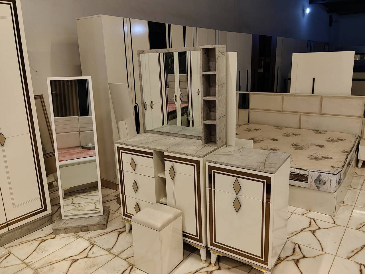 هادئه المظهر وبقياسات ضخمه والسعر مناسب مكونه من 10 قطع كنتور مع ملحق 340 سرير مخزن شازلون مخزن اناره براكيت بالسرير متوفره الان في معرض الشركه الكائن طريق رفاعي نصر مجاور جامعة اوما الاهليه للاستفسار اكثر يرجى الاتصال على الارقام التاليه 
***********
*********** واتس فايبر تلگرام 
البيع بطريقة النقد والاقساط 
الشد والنقل داخل محافظة ذي قار مجانا
