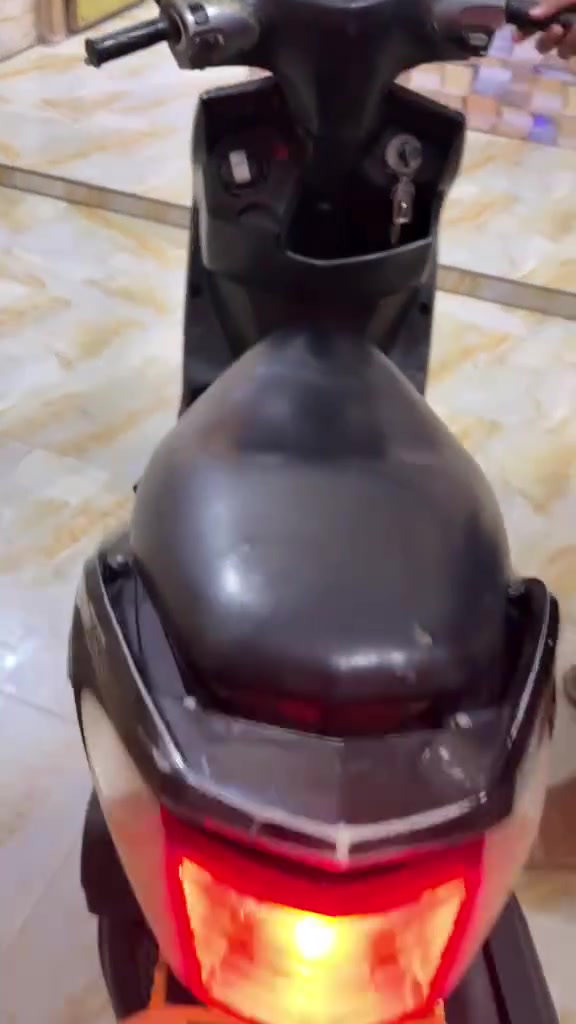 السلام عليكم شباب دراجه سكنس فحل كابريتر  دراجه حلوة او ناعمه نكره وحده سلف كهربائيات شغاله اوراق بسمي  سرعه 140 دراجه نضيفه للبيع سعرهة 500، او مراوس ابفراشه  نضيفه مكلف بل نشر   هاذه راعيهة ***********

