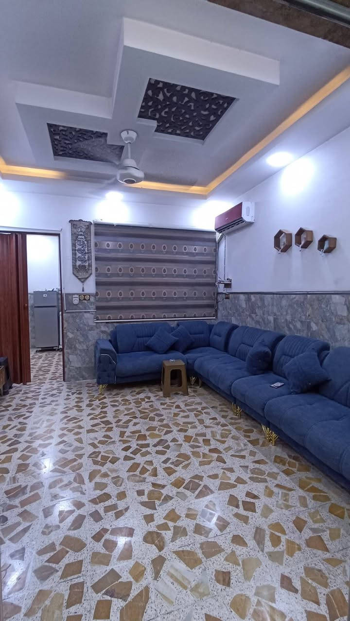 ⚜️مكتب البلديات للعقار⚜️
للبيع دار سكني سند طابو في حي القادسية الثانية
قرب مدرسة زهرة المدائن 
المساحة ١٥٠م الواجهة ٧،٥م طابقين بناء حديث
ط١ غرفتين نوم وهول واستقبال ومطبخ حار وبارد 
 وصحيات وكراج
ط٢  ثلاثة غرف نوم وهول وصحيات وبيتونة 
للاستفسار الاتصال☎️ *********** ☎️ ***********
عنوان المكتب / الموصل حي المشراق فرع مطعم طماطة2
