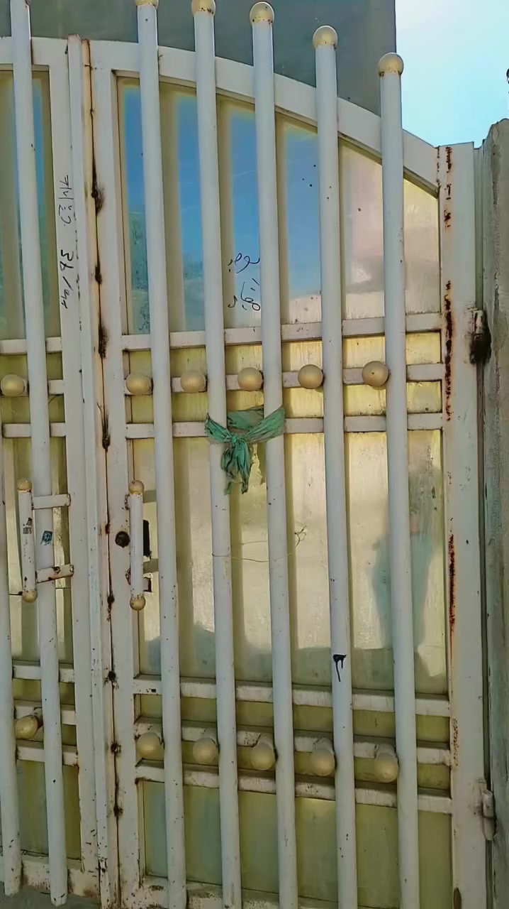 #للبيع
باب طلاكتين اخت الجديده
شويه زنجار بالجعب 
السعر ٢٢٥وبيها مجال 
اي اعلان لبضاعه ب٥الف دينار نباع مانباع 
***********
