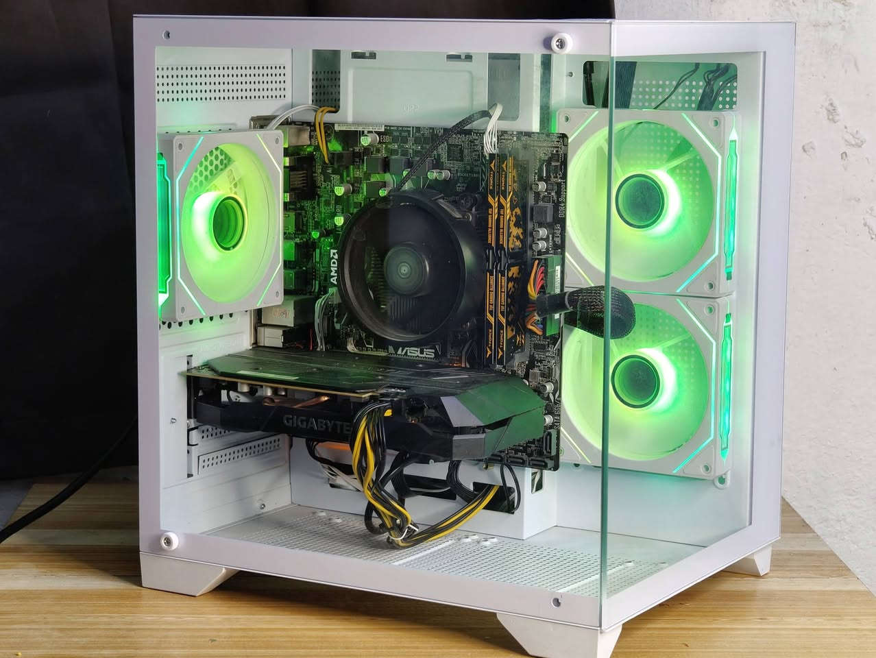 السلام عليكم 
تجميعة للبيع بمواصفات قوية ونظافة عالية جدا مع ضمان حقيقي 🌟
💠GPU: Nvidia RTX 2060 6G Gigabyte
الكرت نظيف والحرارة 70ـنات تحت الضغط
💠CPU:  R5 3500 6C 6TH 
💠Cooler: Stock Ryzen cooler
💠M.B: A320m Asus Prime 
💠RAM: 16GB 8x2 ddr4 3200Mhz T.force TUF GAMING جديدة
💠STRG: m.2 SSD 256GB 
💠P.s: 600w aigo 
💠Case: Glass White case with 3xfan ARGB
WITH RGB Remont Control

ضمان الحاسبة اسبوع 
شرط الضمان تربط على UPS لحماية القطع 
السعر 685 الف دينار كيس فقط بدون ملحقات 

تتوفر ملحقات بسعر جدا مناسب

📍الموقع بغداد مدينة الصدر قطاع 23
🚚 يوجد توصيل لجميع محافظات العراق 🇮🇶 
 هـ ***********  📞
