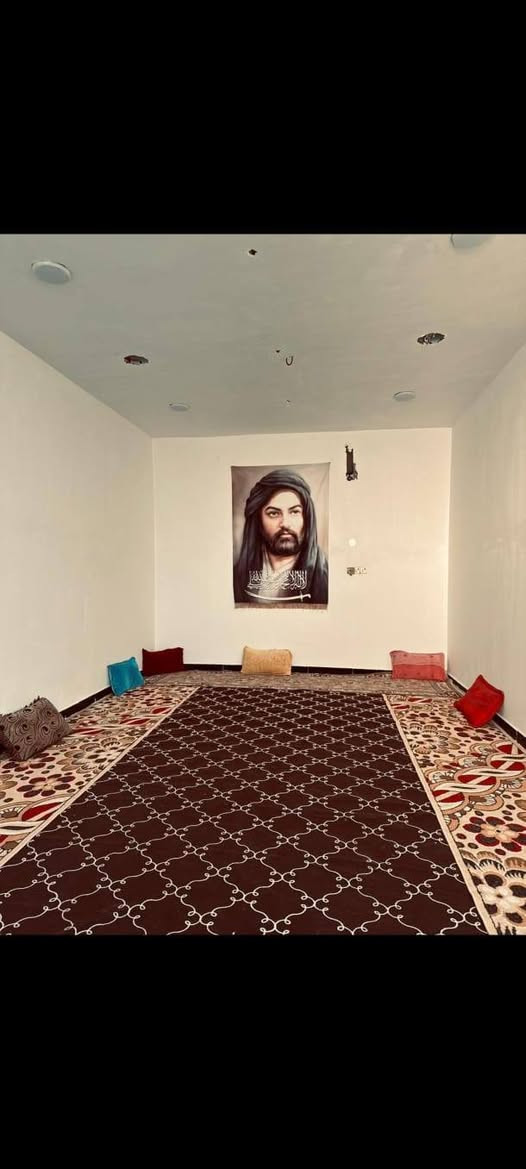 سلام عليكم دار للبيع مساحه حي الجوادين النزله الثانيه  الشارع 11متر كهرباء بالباب والماي بالباب 300متر واجهه 15ونزال 20 البيت يتكون من استقبال 7ونص ×4 وصاله 6ونص×6وصاله ثانيه 9×6وغرف 2مساحه 5 ونص ×4وغرفه ثالثه 4ونص×4ومطبخ وصحيات عدد 3مناور عدد 3. البناء بلوك صب كونكريت مسلح البيت بناء جديد 2024وشغل درجه اولى الاستفسار الاتصال ***********
