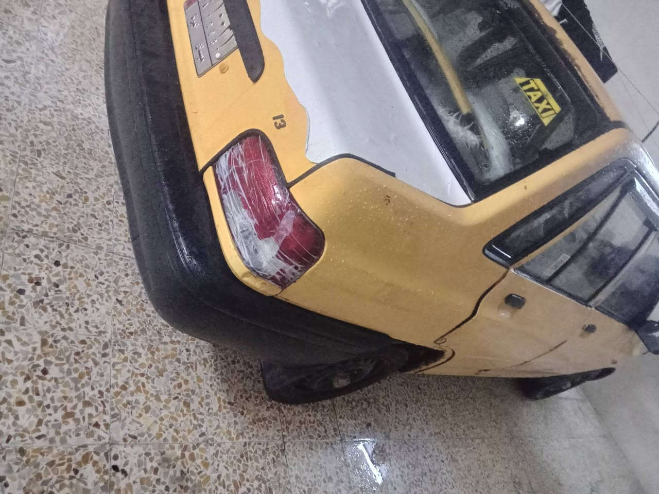 السلام عليكم  عندي سياره سايبة للبيع  مكان السياره  بل الموصل جانب الايمن رقم الموبيل ***********
