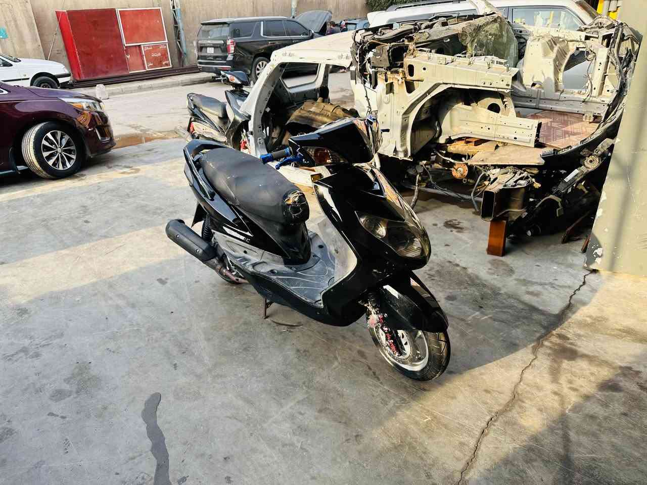 السلام عليكم شباب دراجة سكنس فحل للبيع دراجه جديده احله من الصوره كامله مكمله برغي نقص مابيه الدراجه بلاديه 
السعر 900 وبيه مجال 
***********
