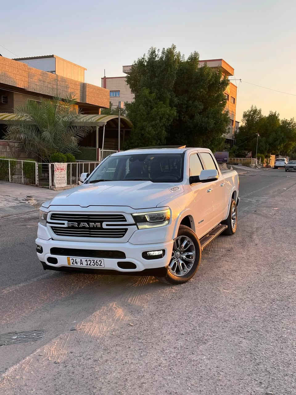 🔥 RAM 1500 LARAMIE 2021 (HEMI V8) - - فول مواصفات 🔥
بجم كبس
***********
ضرر السيارة بدون صبغ جاملغ خلفي جهة السكن وبابتين مبدلات نفس لون بدون ايبارك بدون داخل بدون شواصي 

✅ محرك HEMI V8 (8 سلندر)
✅ دفع رباعي 4×4
✅ بانوراما
✅ باب البدي قطعتين
✅ مقاعد جلد فاخرة
✅ شاشة تسلا
✅ Apple CarPlay & Android Auto
✅ نظام صوت Harman Kardon
✅ تبريد وتسخين للمقاعد الأمامية
✅ مقود مدفأ
✅ ذاكرة لمقعد السائق
✅ تشغيل عن بعد (Remote Start)
✅ دخول ذكي + تشغيل بصمة
✅ كاميرا خلفية مع حساسات أمامية وخلفية
✅ مراقبة النقطة العمياء
✅ مثبت سرعة
✅ نظام المحافظة على المسار
✅ فرملة طوارئ تلقائية
✅ شاحن لاسلكي
✅ تحكم (ستيرن)
✅ جامة خلفية كهرباء

وبيها بعد هواي مواصفات ما ذكرتهن 

مكان السيارة بغداد

