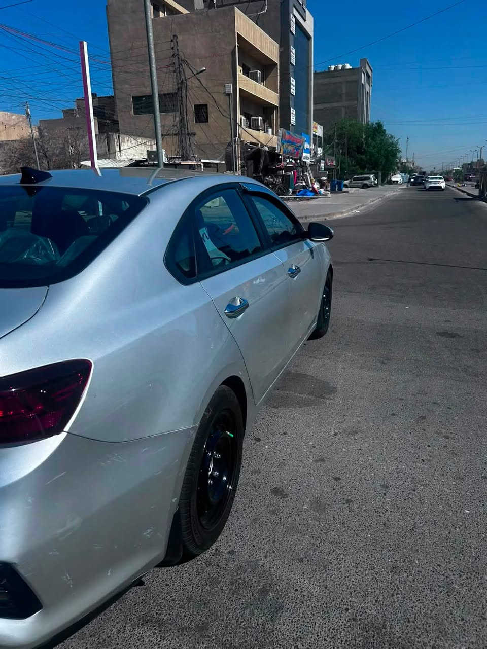 السلام عليكم كيا فورتي موديل 2020 رقم بغداد سنويه بسمي تحويل مباشر ماشيه 70 الف  مواصفات LX نص فول السياره جديده بمعنى الكلمه ضرره بس بنيد مبدل وجاملغ مصبوغ ونصف باب السايق حتىى الماصدات  اصليه البدنه اصليه الراديترات كله مالته الاصليه بدون دواخل وين متحب افحص براحتك  
العنوان بغداد حي العامل الاتصال على الرقم ***********
