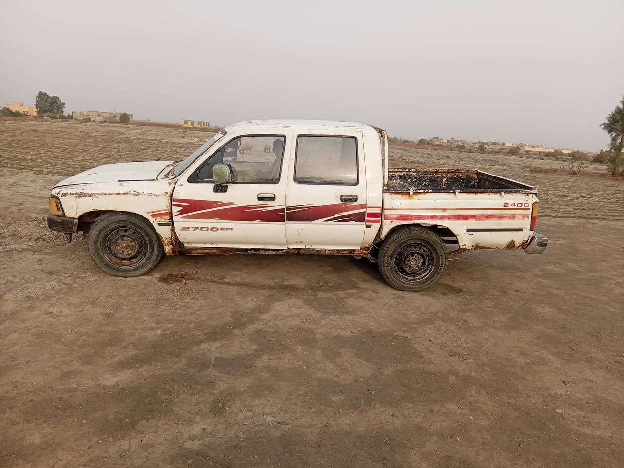 سلام عليكم للبيع تيوته مديل 92 رقم قادسيه مشروع وطني شرط تحويل ثاني يوم محرك كروسيده ينقص كير مكفول شاصي مكفول سياره مكفوله من الكلبه اربع بيبان جدد عوزه بس صبق الكشر شوف العين ابيع كوم حديد اتعهد بلمداور سعر 23وبيه مجال *********** مكان سماوه الخضر
