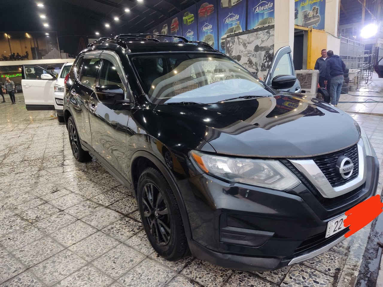 للبيع نيسان روج 2017 SV AWD - لون اسود مواصفات مميزة (رقم أربيل)
​سيارة عائلية بامتياز، مجهزة بكافة أنظمة الأمان والراحة، مع إضافات تقنية وميكانيكية تجعلها أفضل خيار في السوق.
​✅ أبرز المواصفات:
​الموديل: 2017 (الفيس ليفت المحدث).
​الفئة: SV - نظام دفع كلي مستمر (AWD).
​اللون: أسود ملكي مميز.
​ناقل الحركة (الجير): مبدل بـ "كير موديل 2021 جديد" (أداء أفضل واعتمادية تامة). السيارة ماشية 192000كم 
​الشاشة: تم تركيب شاشة ذكية نوع (Tiger) متطورة، مع العلم أن الشاشة الأصلية موجودة وشغالة 100%.
​الرقم: أربيل (لوحات نظامية).
​✨ المواصفات التقنية والداخلية:
​أنظمة الرادار: رادار تصادم أمامي (تنبيه وفرملة) + رادار النقاط العمياء + رادار التنبيه عند الرجوع.
​التدفئة: كشنات (مقاعد) أمامية مدفأة بنظام التدفئة السريعة.
​الراحة: تشغيل عن بعد، بصمة أبواب وتشغيل، كرسي السائق كهرباء، مكيف لمس منفصل.
​🛠️ حالة البدي (للأمانة والثقة):
السيارة بحالة ممتازة وجاهزة، مع التوضيحات التالية:
​باب السكن : مصبوغ (صبغ نظيف جداً).
​الباب خلف السكن: مبدل (أصلي بلادي نفس اللون) بدون فرق في الصبغ.
​💰 السعر المطلوب:
14,500 دولار (145 ورقة).
​📍 الموقع: الموصل
📞 للتواصل والاستفسار: *********** (متوفر واتساب) موصل, نينوى
