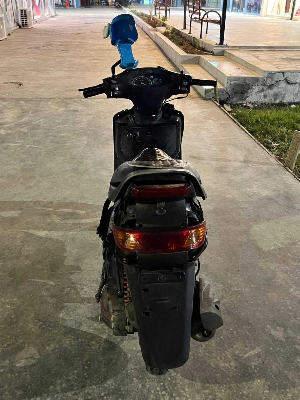 السلام عليكم دراجة فراشة مال حاوية صار شهر من عمرناها اغراض كله حاويه  مكفولة كفالة عامة كلشي بية شغال اي نقص مابية محرك مامفتوح السعر 500 وبية مجال لشراي يتصل مكاني نجف ***********
