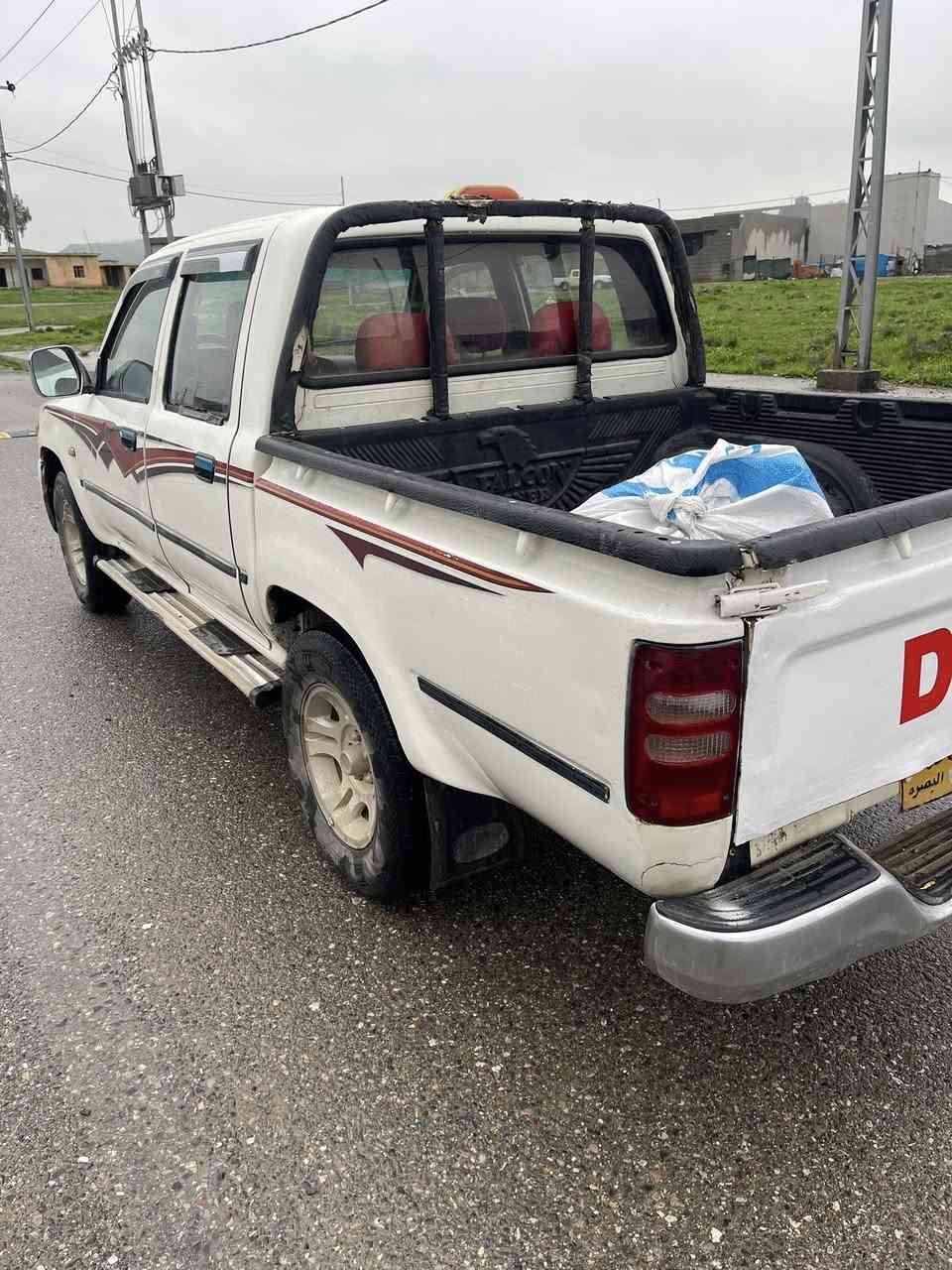 پیکاپ دێر 2007
بێ سبوغ بێ دەعم و لێدران زۆر خاوێنە
کارەبای مەزبوتە 
گێڕو مەکینەی مەزبوت یەک مەسرەفی نیە 
***********
