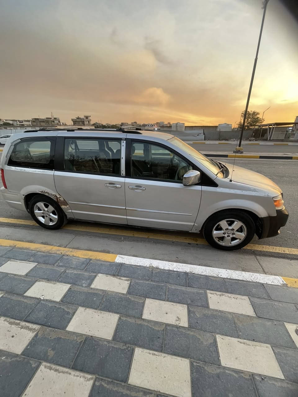 � للبيع – دوج  كراند كرفان  🚘
🔹 اللون: رصاصي

🔹 المواصفات: SXT

🔹 المشي: 265 قابل للزيادة 

🔹 الرقم:  ديالى إنكليزي جديد

🔹 السنوية: باسمي أنا المالك 

صور السونار مرفقة  مع صور السياره 

موديل 2009 المرغوب 

محرك 3800  V6

المواصفات والتجهيزات:

✅ تبريد ثلاث قطع

✅ أبواب كهرباء

✅ كشنات  جلد

✅ كشنات منفصل

✅ كشنات  كهرباء

✅ فرس وسطي أرضي

✅شاشة اعطال 

✅تشغيل عن بعد

✅ تخم تاير جديد قبل اقل ال 10 يوم 

✅ السياره ما بيه لا جطل  ولا  تيب ولا كتف  ولا اي تلزيك  الصدرالامامي نسبة 40 ‎%‎

الخلفي دبلات جديد السميك 

المكان بغداد 

وبالخير على الي ياخذها  وتصير من نصيبة  

💰 السعر: 90 ورقة وبيها مجال بسيط 

📍 العنوان: بغداد 

📞 للتواصل والاتصال

***********

ملاحظة: اذا اكو مراوس سيارة صالون عادي
