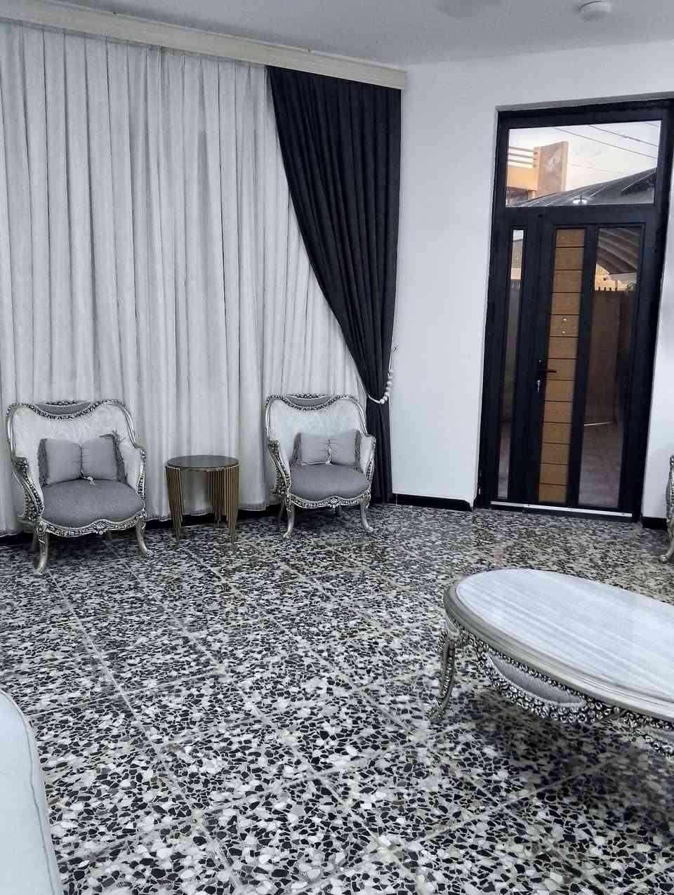 بيت بناء حديث درجة أولى للبيع مع الاثاث السعر 147 مليون المساحه 250 متر الاثاث كله جديد وفصال تركي تخم وغرف نوم عدد 2 وكاونتر مطبخ بالبكرلي الثالثة قرب قاعة الحديد ومحطة البانزين الجديدة  يقع على شارع عرضه 10 أمتار قرب خط كيات البكرلي خدمات كامله ماء اساله وكهرباء ومجاري وقريب عالتبليط جدا يحتوي على ثلاثة غرف نوم وصاله ومطبخ حار بارد وهول كبير جدا ومجمع صحيات داخليه وصحيات خارجية وحديقه وكراج سيارة عالي عن الشارع البيت مربوط مجاري بناء طابوق جمهوري سند 25 طابو زراعي تحويل مباشر باسم المشتري للاستفسار ***********
