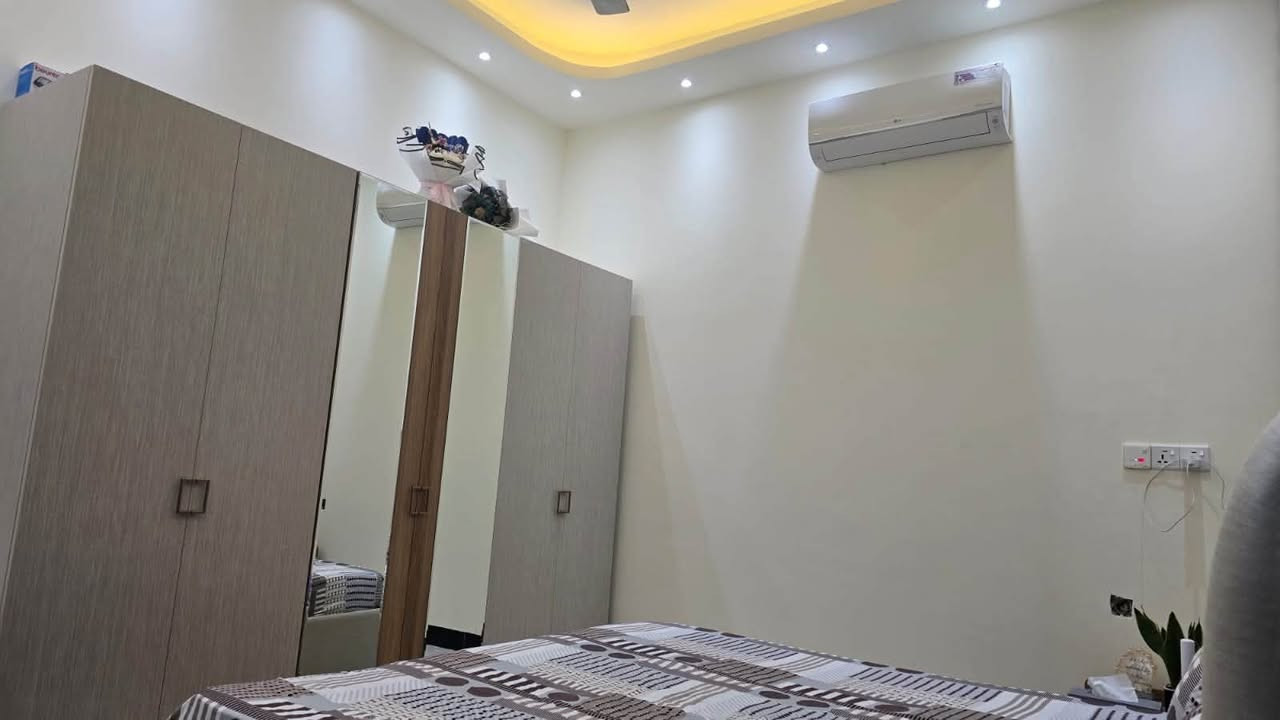 السلام عليكم 
دار للبيـــــــــــــــــــع 
كربلاء مجمع الغدير خلف مطعم التنور 
مساحه 100م طابقين مؤثث بالكامل 
***********
