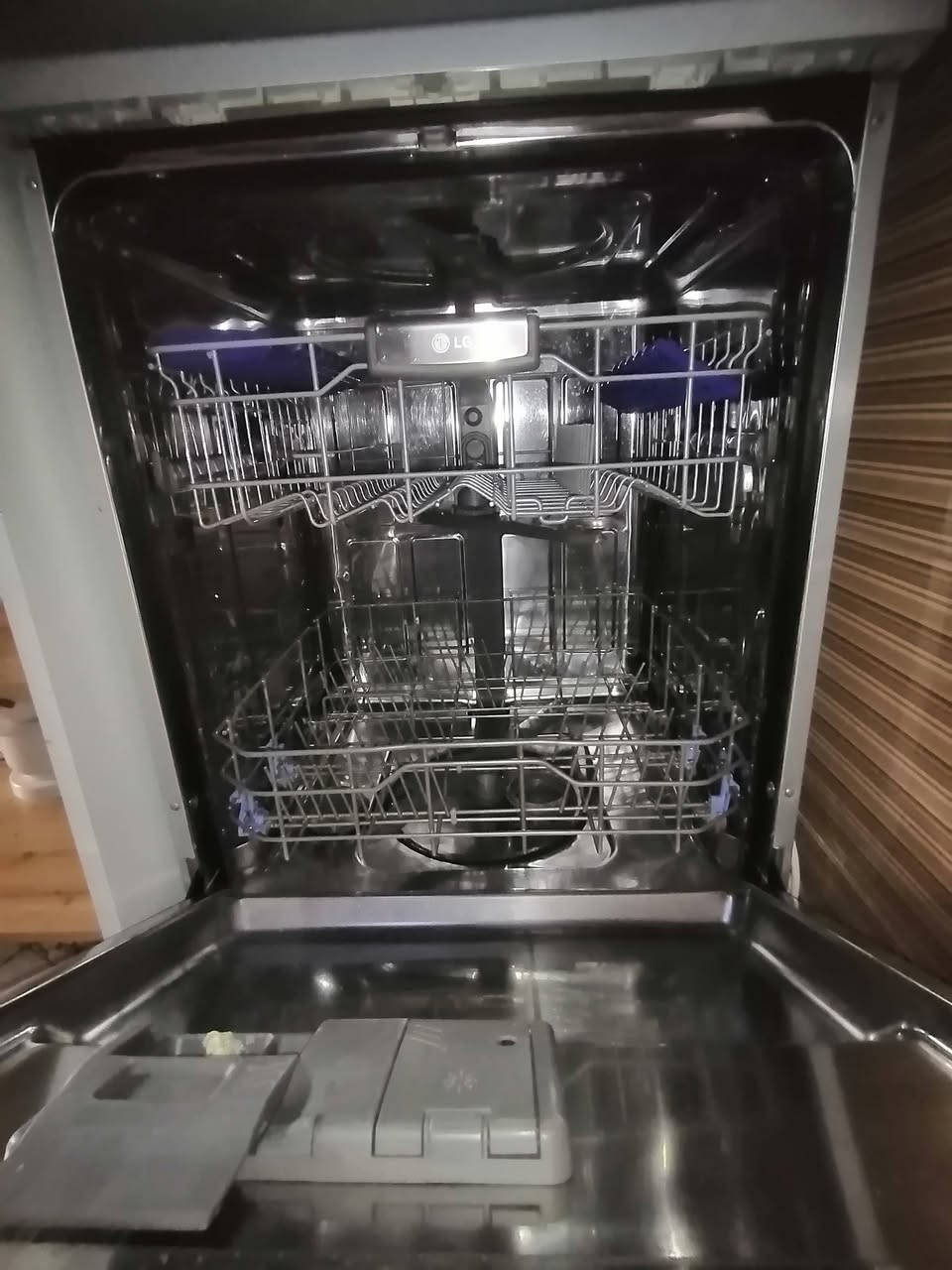 غسالة مواعين شغالة بس ما تسخن الماء السعر ١٠٠ للاستفسار ***********
