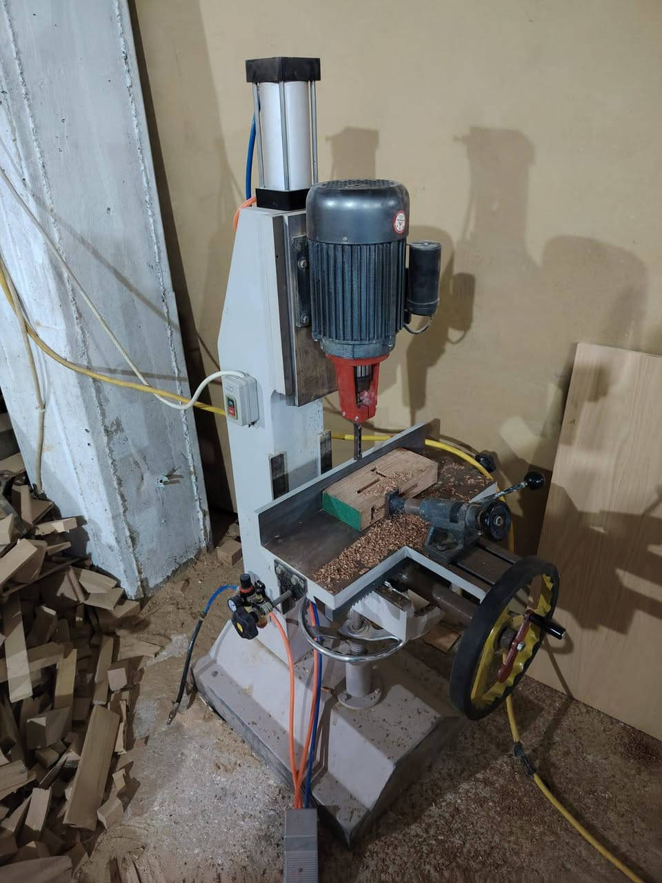 ماكنه تثقيب مربع  تحكم هوائي مع 16بريمه كافه الاحجام ***********
