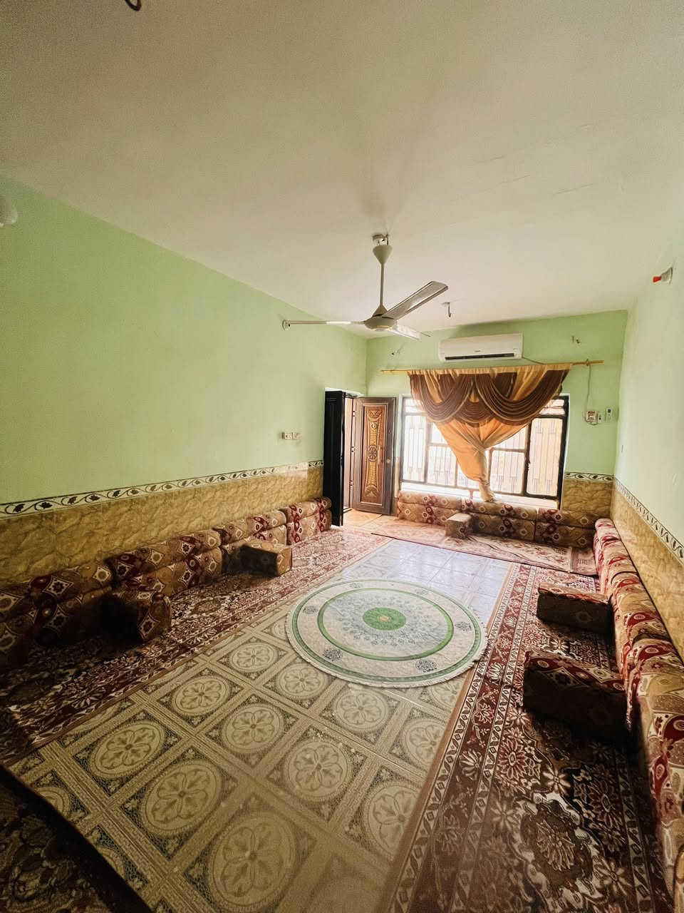 (#أَعَــــــــــــــــــــلَأَنَ) 
   ((#مكتــب_شمــس_الباحــث_للعــقارات_السماوة))

دار للبيع ▪️ في حي الصدر قرب جامع الرحمن   

المساحــه ▪️229 m ركن  طابقين

 يتكون من 4 غرف  نوم صاله استقبال مطبخ ومجمعات صحيه ملاحظه بناء قديم مرمم حديثا   

لمعرفه السعر اكتب يالله او تم توصلك كل التفاصيل 

#حاب_تعرض_عقارك_كل_ماعليك_مراسلتنا_على.          _الخاص_أو الأتصل_على_أرقام_المكتب https://www.facebook.com/shamsalbhith?mibextid=LQQJ4d

     شمس الباحث للعقارات السماوة 
                       بأدارة    
             ابو مؤمل الفرطوسي      
                  ***********      ***********

(🌹#شعارنا_الأمانة_والثقه_والأخلاص_في_العمل🌹)
