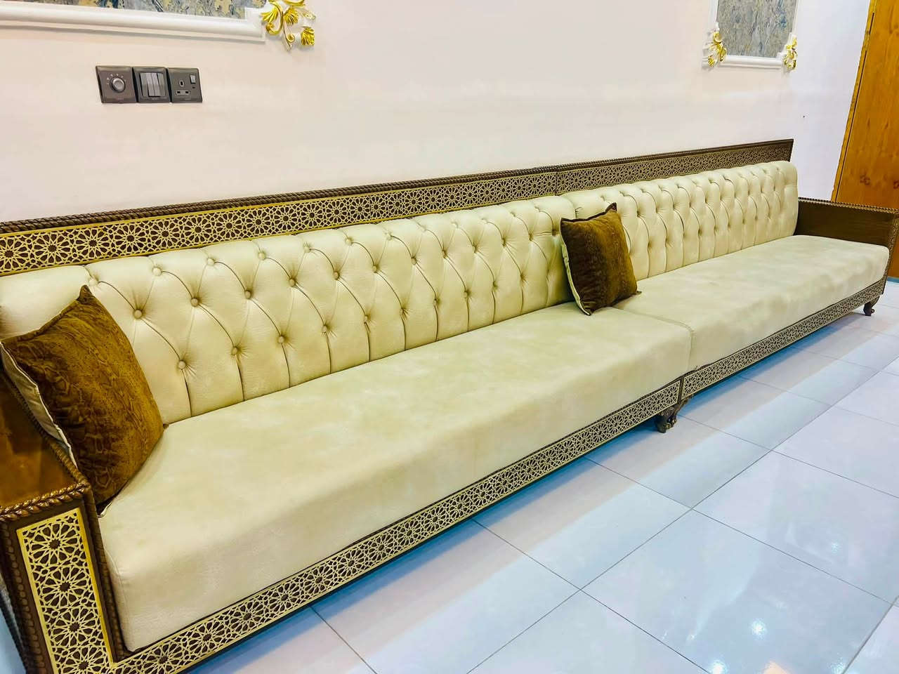 سلام عليكم اشلونكم حبايب عندي 
عندي كاونتر للبيع نظيف وجديد اني مفصله وياه 
الطباخ ابو خمس عيون وياه الساحبه مالته  هذني وياه 
وعندي تخم ديوان ايضاً اني مفصله جديد ونظيف 
ابو البلوكه السوده الطبلات مو وياه لين هذني اني مشتريهن 
سبب البيع // اريد انتقل لغير مكان 
اتصال فقط / ***********
واتساب فقط/***********
مكاني بغداد بغداد الجديده
