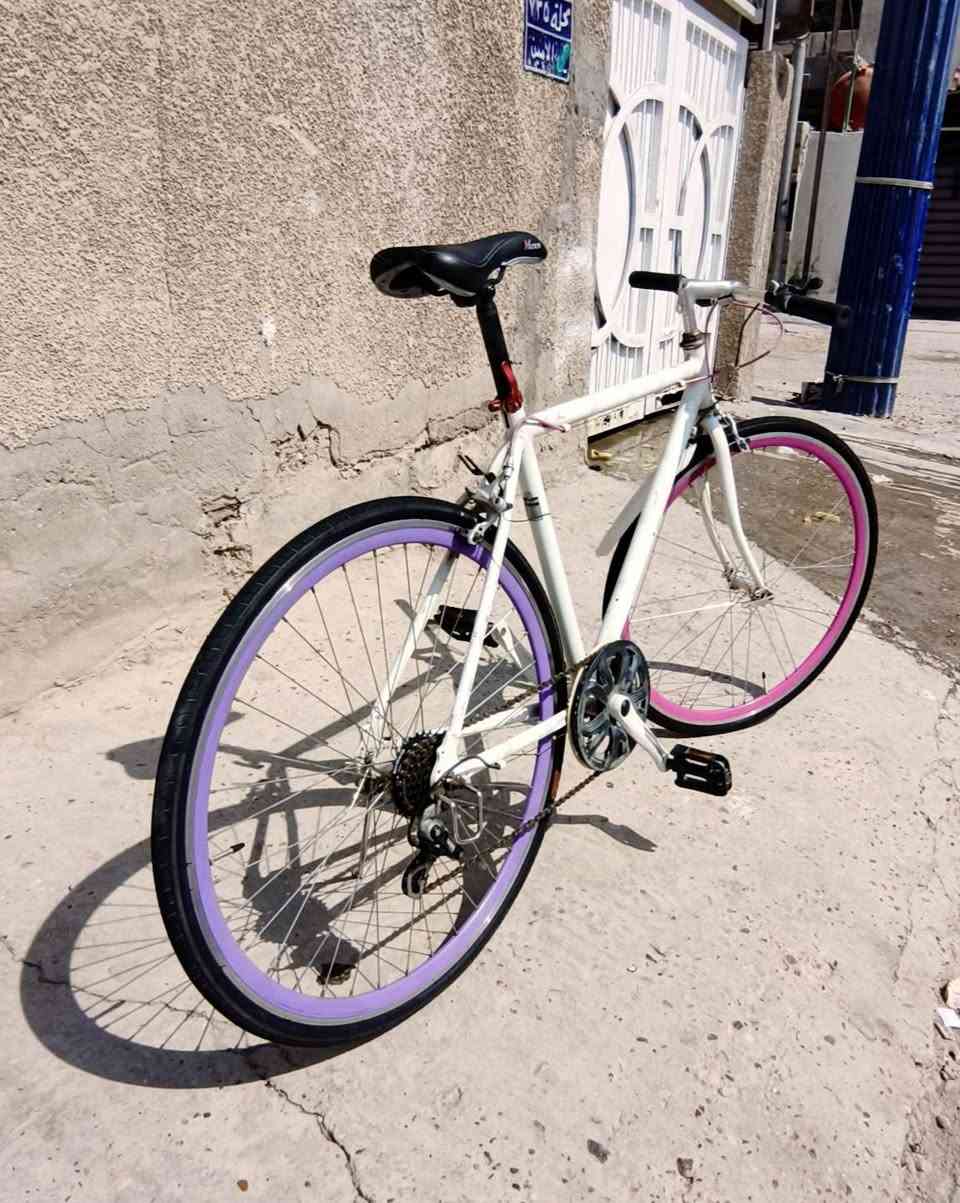 عنوان الإعلان: 🚲 اسم باسكل 700c
 سبورت أبيض للبيع – حالة جيدة – 90 ألف دينار. موقع الامين الثاني رقمي ***********
