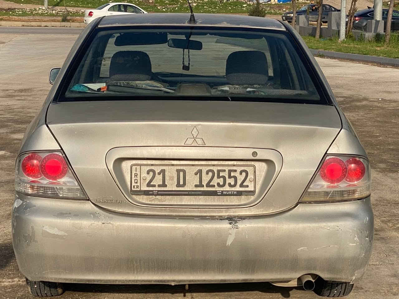 لانسەر  مۆدیل ٢٠١٠
مەکینە گەورە 
گێڕ و مەکینەی بەشەرت 
چوار جام کارەبا
بێ تەقە و ڕەقەیە
بەناوی خۆمەوەیە و سەنەوی تازەیە هەتا ٢٠٢٩
حیزام بۆیاخە لەسەر ساغی بۆیاخکراوە
بەشەرتی بێعەیبی
تیبینی 
سەیارەکە لە عەربەتە
***********
