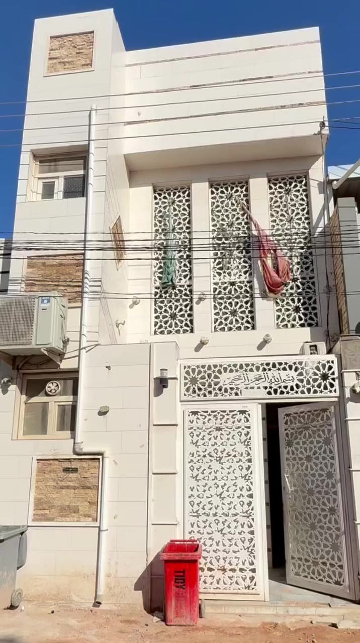 السلام عليكم 
البيت في حي النداء بداية شارع المجمعات 
بكفه شارع كربلاء التفاصيل البيت في الفديو كامل 
والسعر مراسلة الحساب نفسه او ع الرقم ***********
